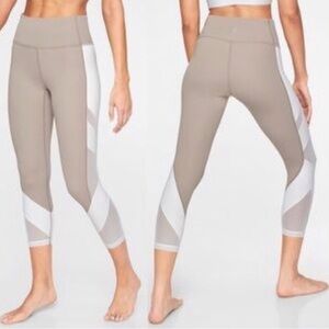 Athleta Exhale Mesh Capri Qual Leggings Beige And White Colorblock Size Medium